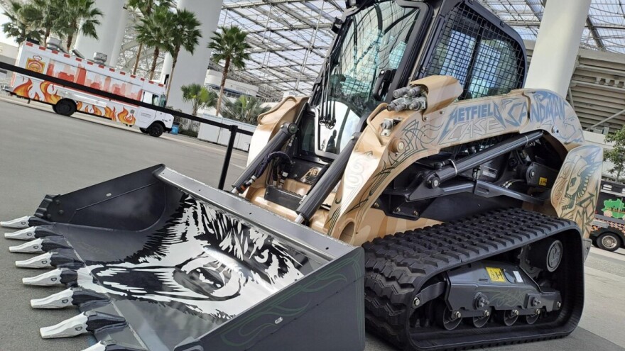 Specijalni Case utovarivač inspiriran frontmenom Metallice Jamesom Hetfieldom