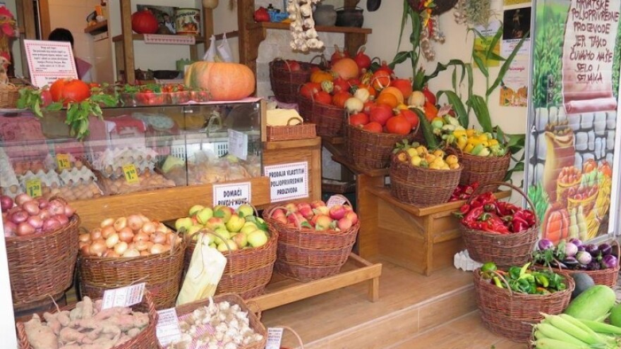 Pomozimo sami sebi. Kupujmo svoje!