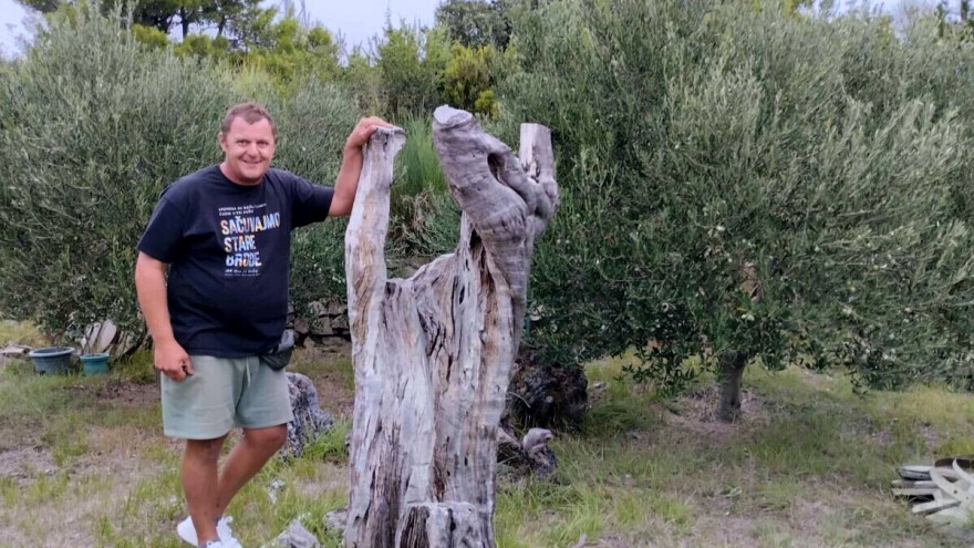 Danijel Kaloćira s otoka Raba izrađuje unikatne predmete od maslinovog drva
