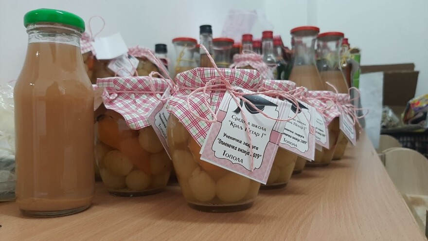 Učenička zadruga u Topoli poznata po slatku od šargarepe i ljutom grožđu