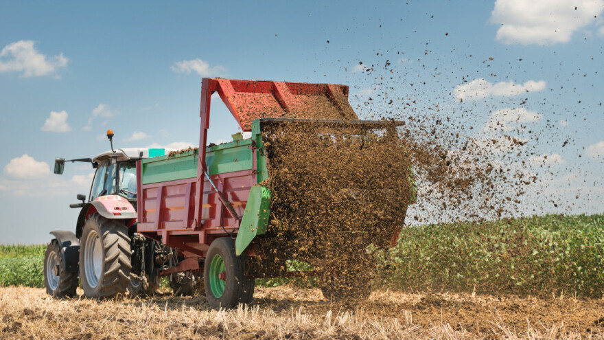 Zašto je važno odmah zaorati razbacani stajnjak?