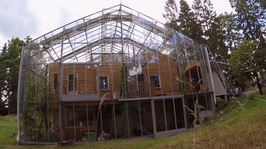 Samoodrživa kuća unutar staklenika za hladne zime!