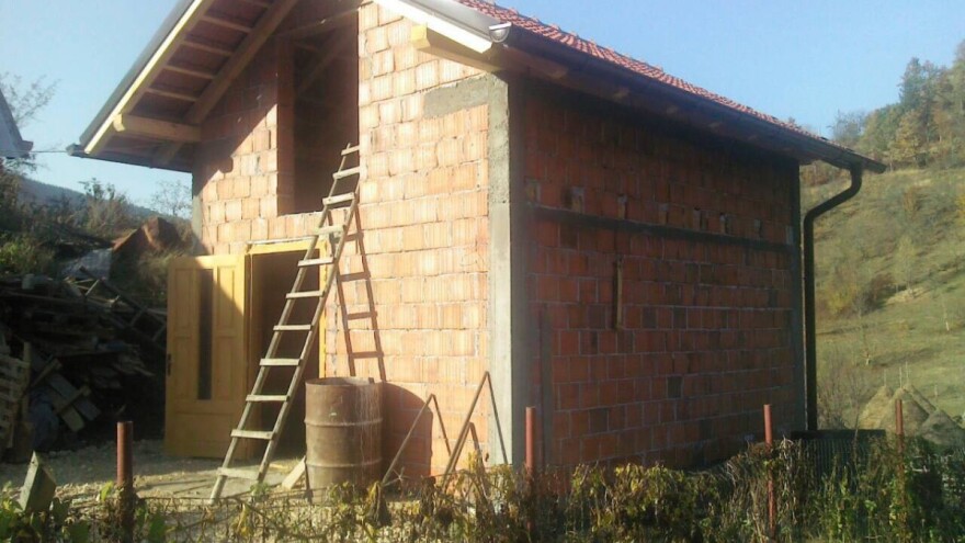 Povratničkoj porodici Omanović izgradili novu štalu u Žepi