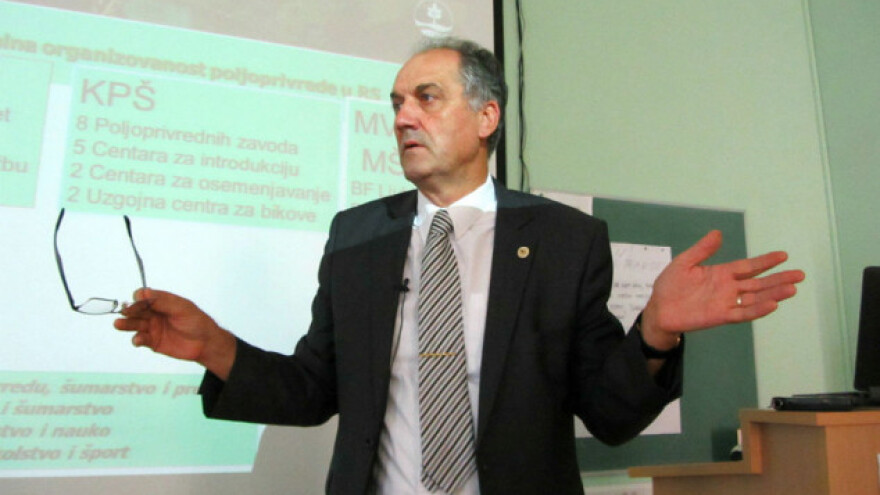 Brisel drži štap i šargarepu