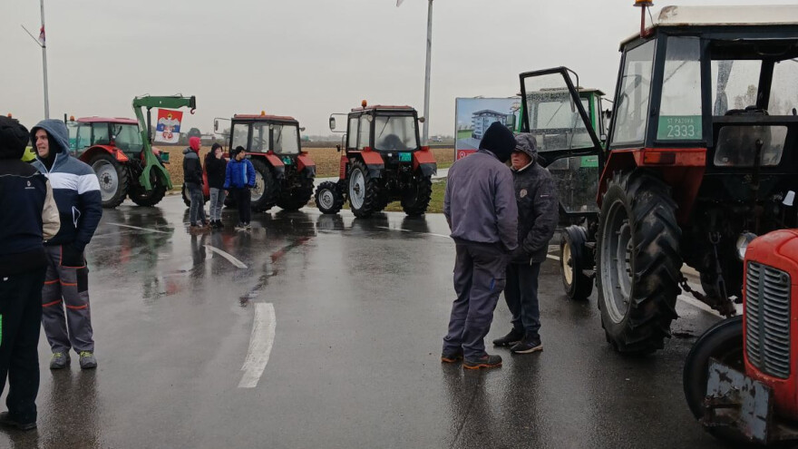 Srpski poljoprivrednici prosvjeduju peti dan, blokirano je više od 20 mjesta diljem zemlje