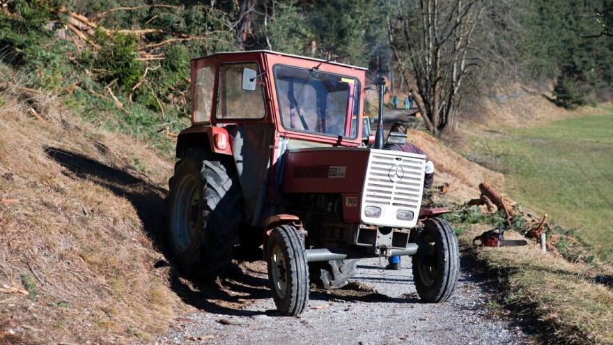 Stradala dvojica traktorista - uzrok prevrtanje traktora