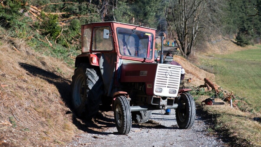 Smrtno stradala dvojica traktorista - uzrok prevrtanje traktora