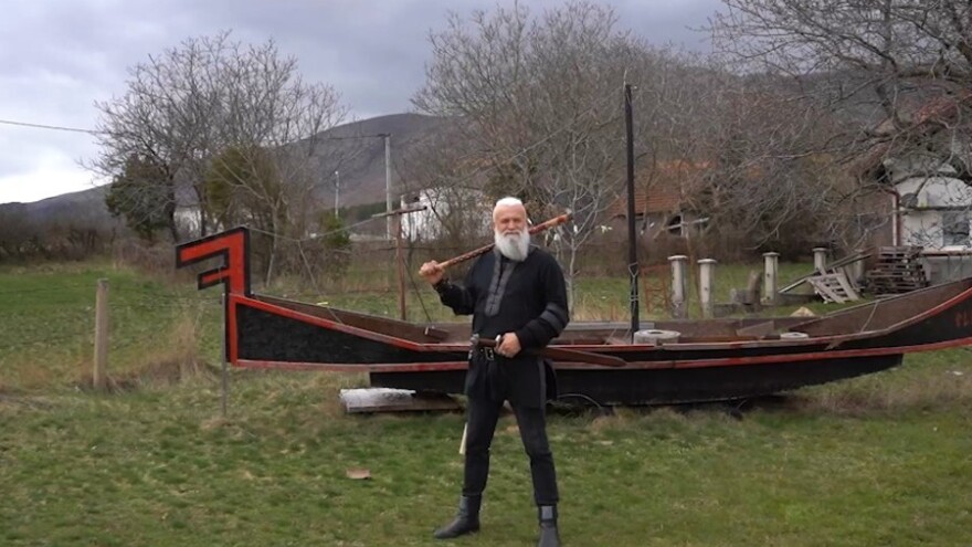 Samo za najhrabrije: Domaćin turiste dočekuje "naoružan do zuba"