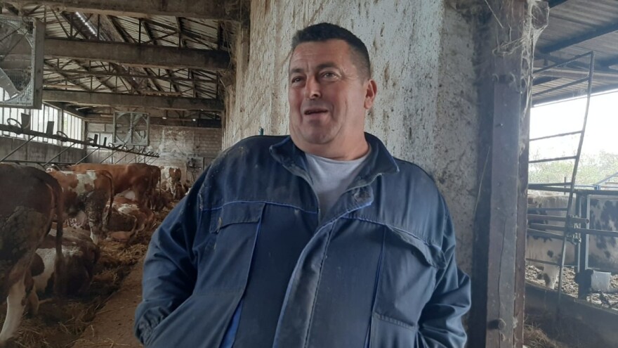 Stočarima dan traje duže, a to zna i Mijatović iz sela Belosavci kod Topole