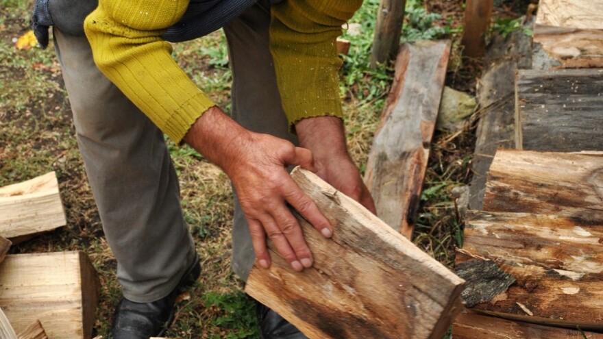 Ima 101 godinu i sam cijepa drva, obrađuje baštu i brine o dva bika