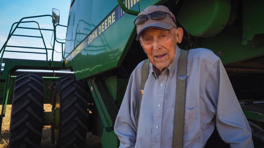 Ima 101 godinu i još uvijek vozi kombajn: Nikad se nisam bojao posla