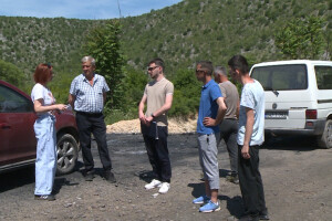 Iznad plastenik, ispod smeće: "Natovari kamion i ovdje ga trehne"