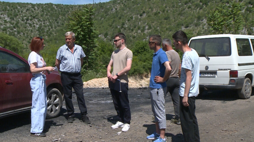 Iznad plastenik, ispod smeće: "Natovari kamion i ovdje ga trehne"