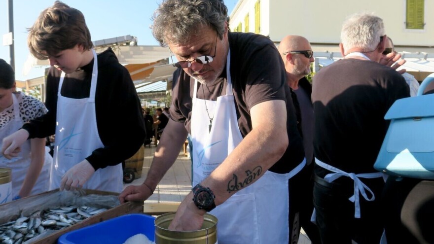 Tradicija sigurna, a moto s kojim se svi možemo složiti: Bolje soliti sardele, nego drugima pamet