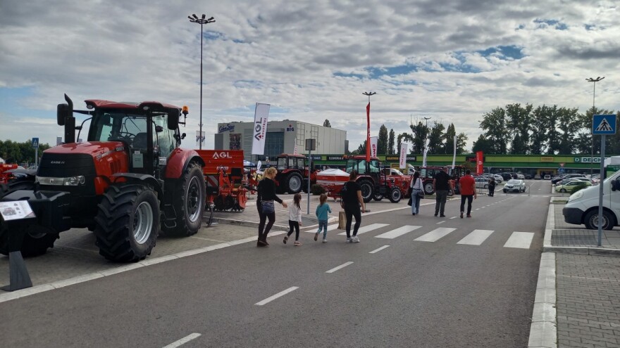 Izložba poljoprivredne mehanizacije na platou tržnog centra BIG u Novom Sadu