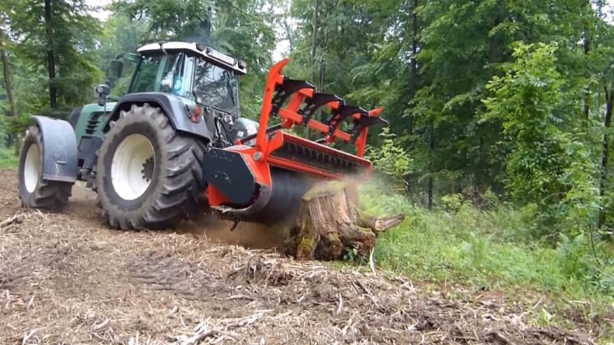Malčer Prinoth M650 za nekoliko sekundi smrska sve što mu se nađe na putu