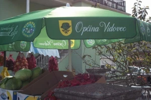 Općina Vidovec OPG-ima darovala suncobrane