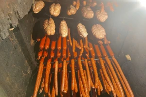 Provalio lokot na pušnici te otuđio kobasice i razni alat