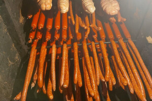 Opustošio pušnicu - ukradeno više desetaka pari kobasica i kulenovih seka