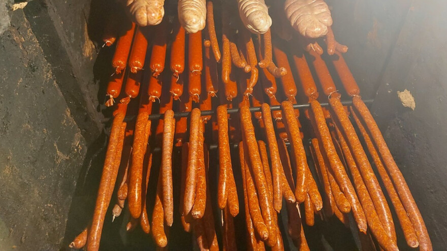 Opustošio pušnicu - ukradeno više desetaka pari kobasica i kulenovih seka