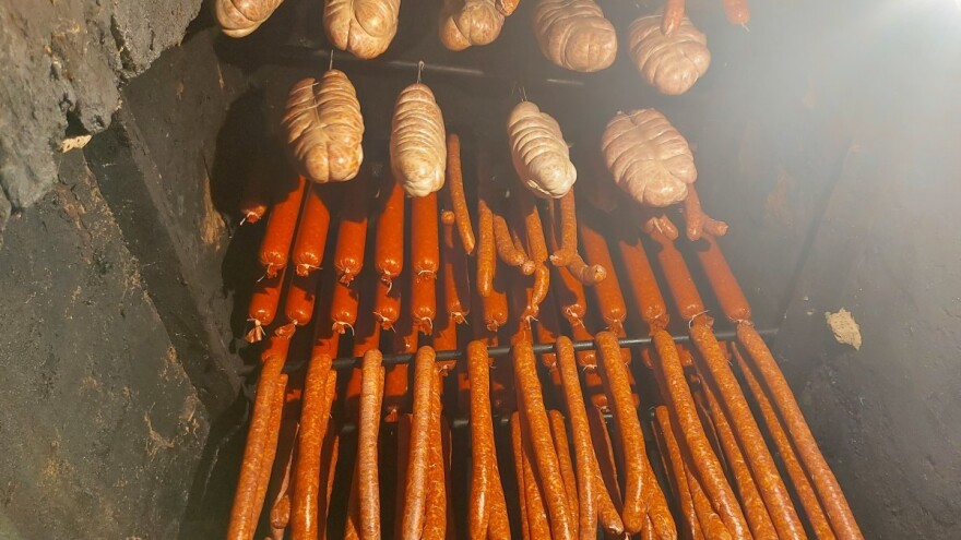 U požaru izgorjela pušnica te dio garaže i krovišta kuće, 80-godišnji vlasnik ozlijeđen