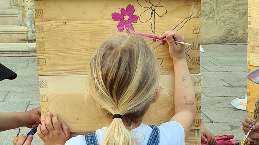 Vrtićarci oslikavali košnice pčelama za njihov dan