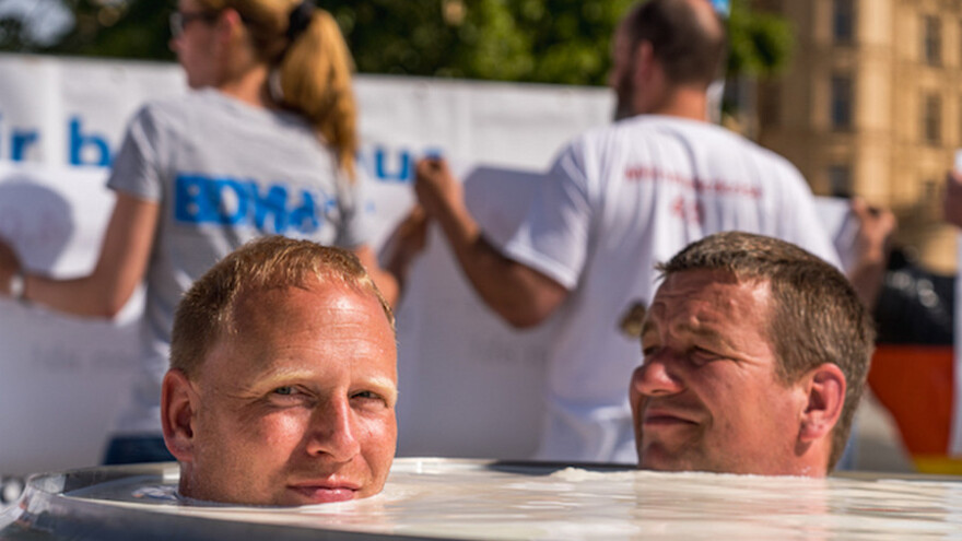 Kupaju se u mleku - nemačkim poljoprivrednicima se prelila čaša