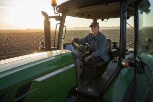 Tek joj je 19, a vozi najveći traktor