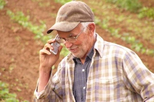 Farmeri iz grada nadziru proizvodnju telefonom!