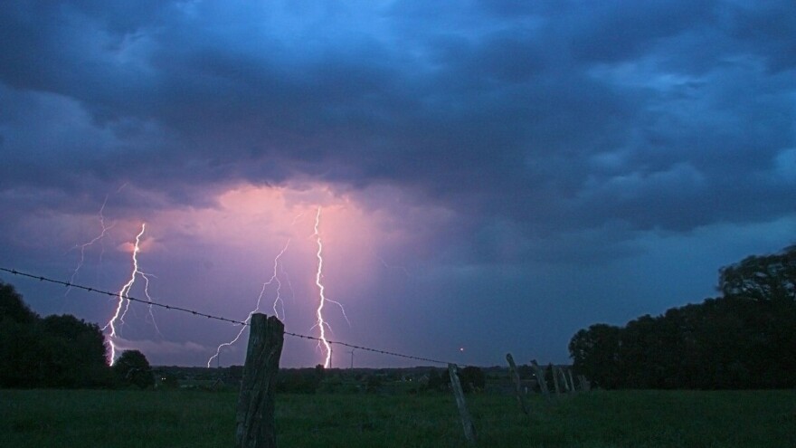 Vanredno upozorenje: Jaki lokalni pljuskovi sa grmljavinom