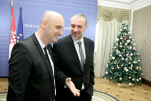 Češljanje ugovora Agencije za zemljište
