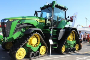 John Deere guseničar 8RX smanjuje sabijanje zemljišta, radi i u vlažnim uslovima