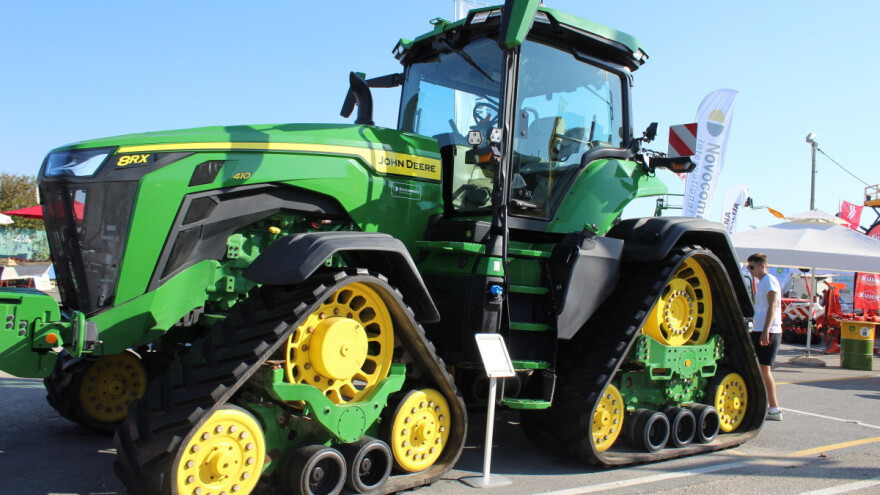 John Deere guseničar 8RX smanjuje sabijanje zemljišta, radi i u vlažnim uslovima