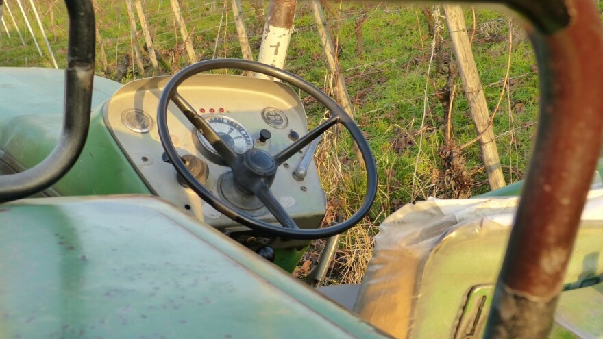85-godišnji traktorist prešao na suprotnu kolničku traku i sletio u kanal