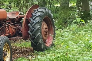 U prevrtanju traktora poginuo mladić (19), dvije osobe zadržane na liječenju