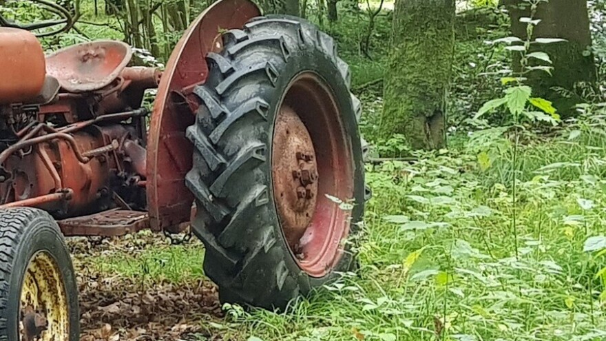 U prevrtanju traktora poginuo mladić (19), dvije osobe zadržane na liječenju
