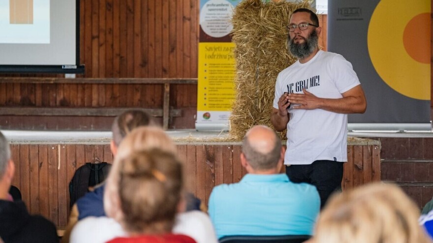 Povratak tradiciji, Siniša Pocrnčić gradi stambene objekte od drva, slame i gline