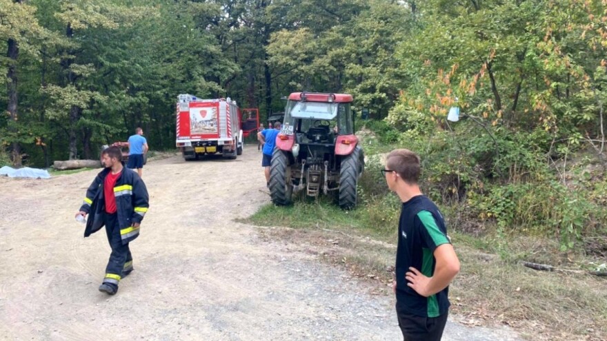 Neizmjerna tuga, u prevrtanju traktora poginuli otac i sin