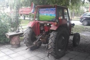 Ugradili TV u traktor za bolji ugođaj gledanja hrvatske repke