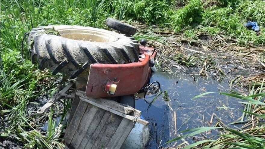 Teško ozlijeđen u prevrtanju traktora