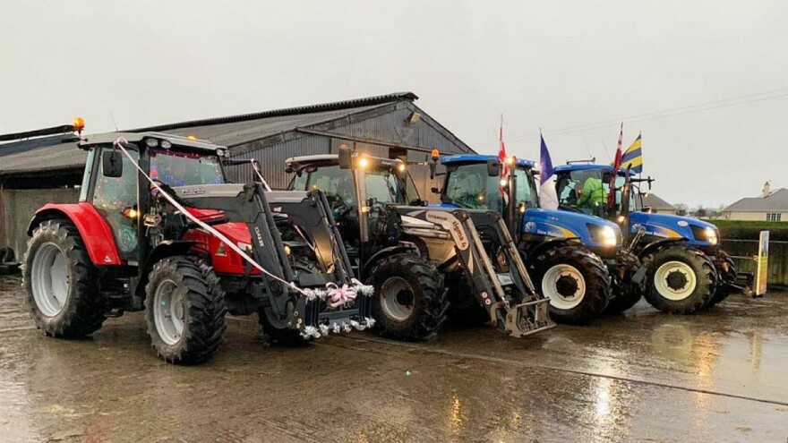 Braća organizirala virtualnu vožnju traktora u spomen na majku - prikupili preko 50.000 eura