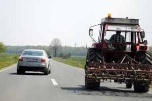 Poljoprivrednici, oprez na prometnicama!