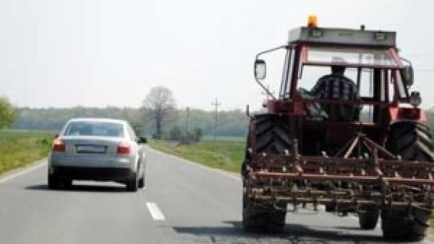 Poljoprivrednici, oprez na prometnicama!