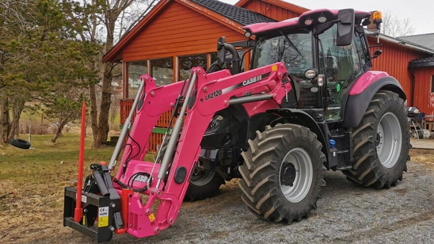 Iza ružičastog traktora po meri krije se poljoprivrednica sa nasleđenom farmom i 200 krava