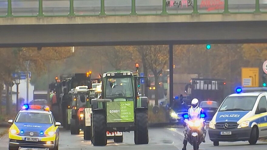 Kolone traktora duge 16 km: Njemački farmeri traže više otkupne cijene mlijeka i mesa