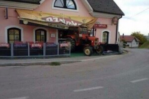 S 2,16 promila Ursus parkirao na terasu kafića