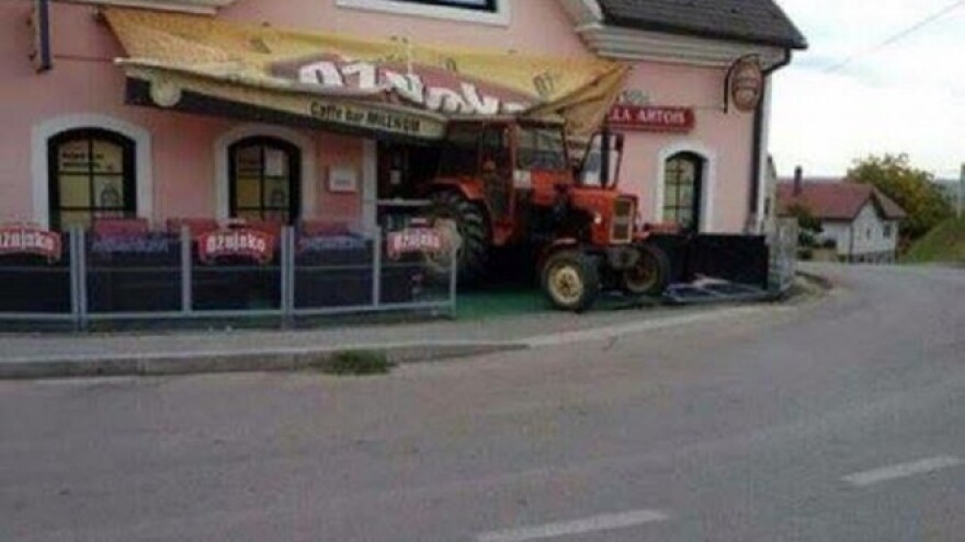 S 2,16 promila Ursus parkirao na terasu kafića