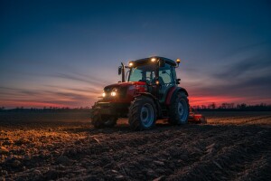 Traktor Labinprogres TPS Tuber 40 s kabinom