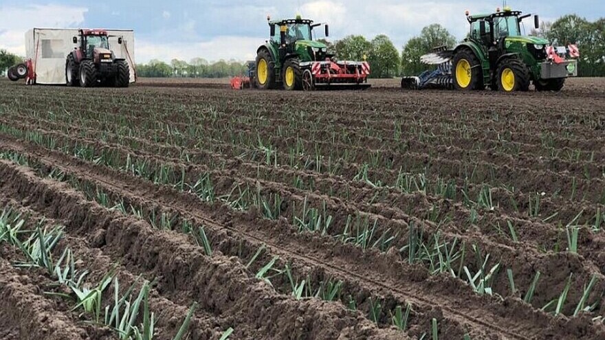 Ljudski rad sveden na minimum, na 12 hiljada hektara - osam radnika?