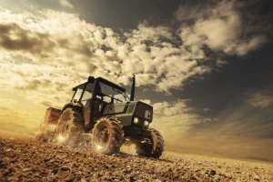 Traktor se prevrnuo na vozača i usmrtio ga